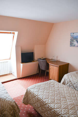 Гостиница Торнадо Ейск Трехместный номер с окном-1