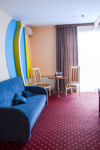 Гостиница Торнадо Ейск Улучшенный четырехместный номер-1