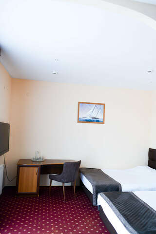 Гостиница Торнадо Ейск Улучшенный четырехместный номер-3