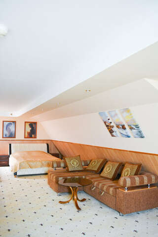 Гостиница Торнадо Ейск Улучшенный четырехместный номер-1