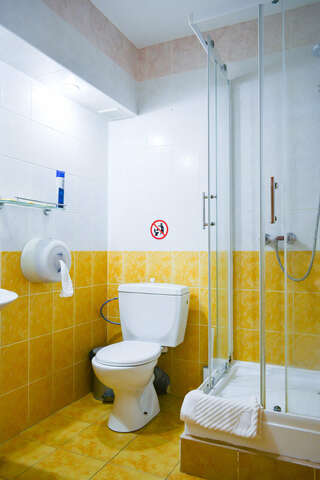 Гостиница Торнадо Ейск Трехместный номер с окном-3