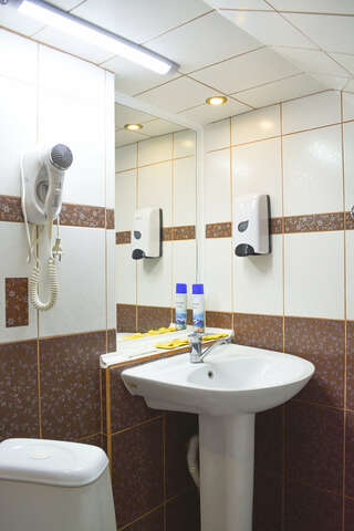 Гостиница Торнадо Ейск Улучшенный четырехместный номер-4