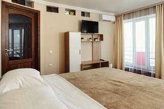 Гостиница Торнадо Ейск Улучшенный четырехместный номер-2