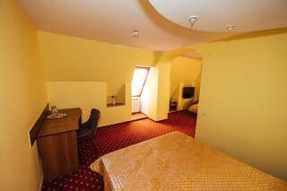 Гостиница Торнадо Ейск Улучшенный двухместный номер с 1 кроватью-3