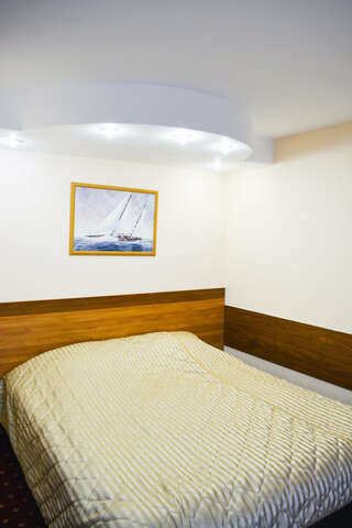 Гостиница Торнадо Ейск Четырехместный номер с видом на море-1